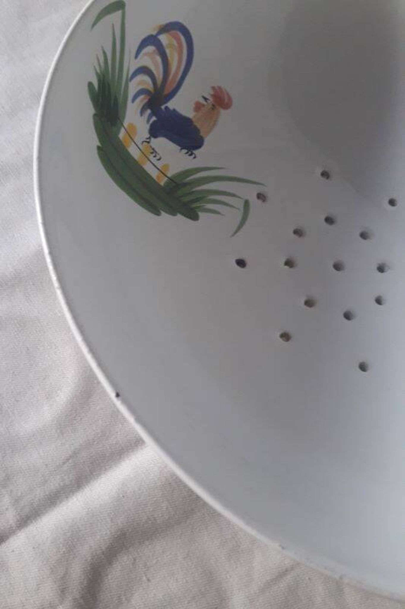 Pornic earthenware drainer model Coq hollow feet