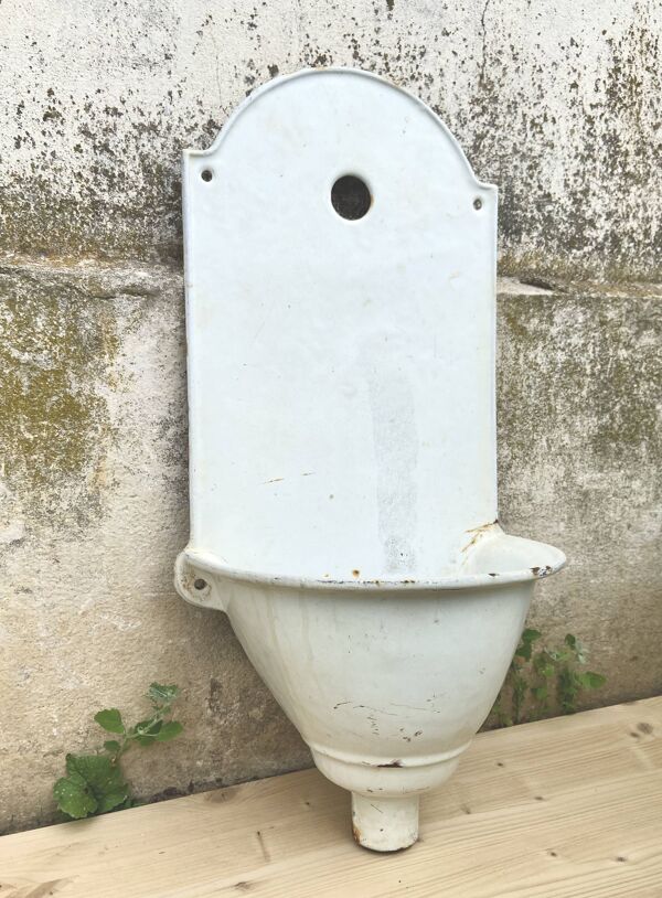 Fontaine murale en fonte émaillée blanche