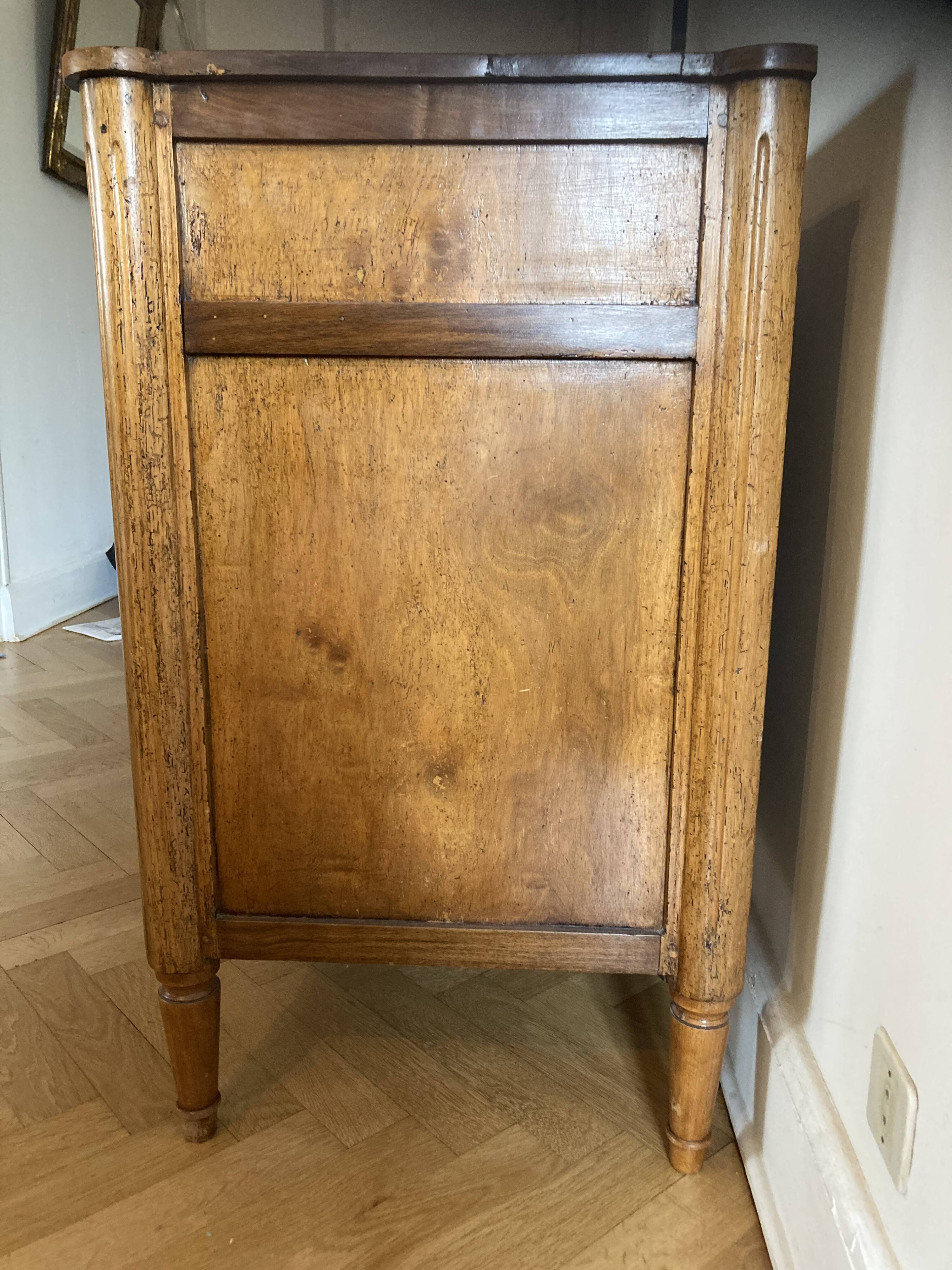 Commode en noyer Louis XVI