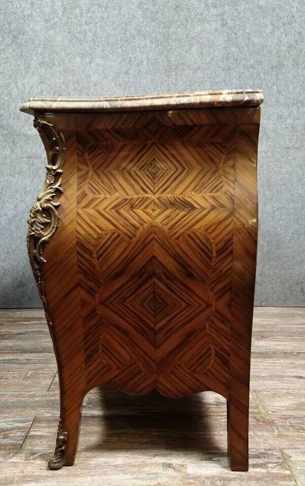 Commode galbée style Louis XV en marquéterie vers 1880