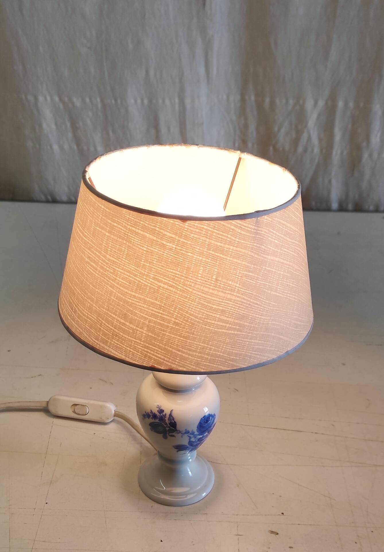 Table lamp in porcelain with painted floral decoration - mid 20th century