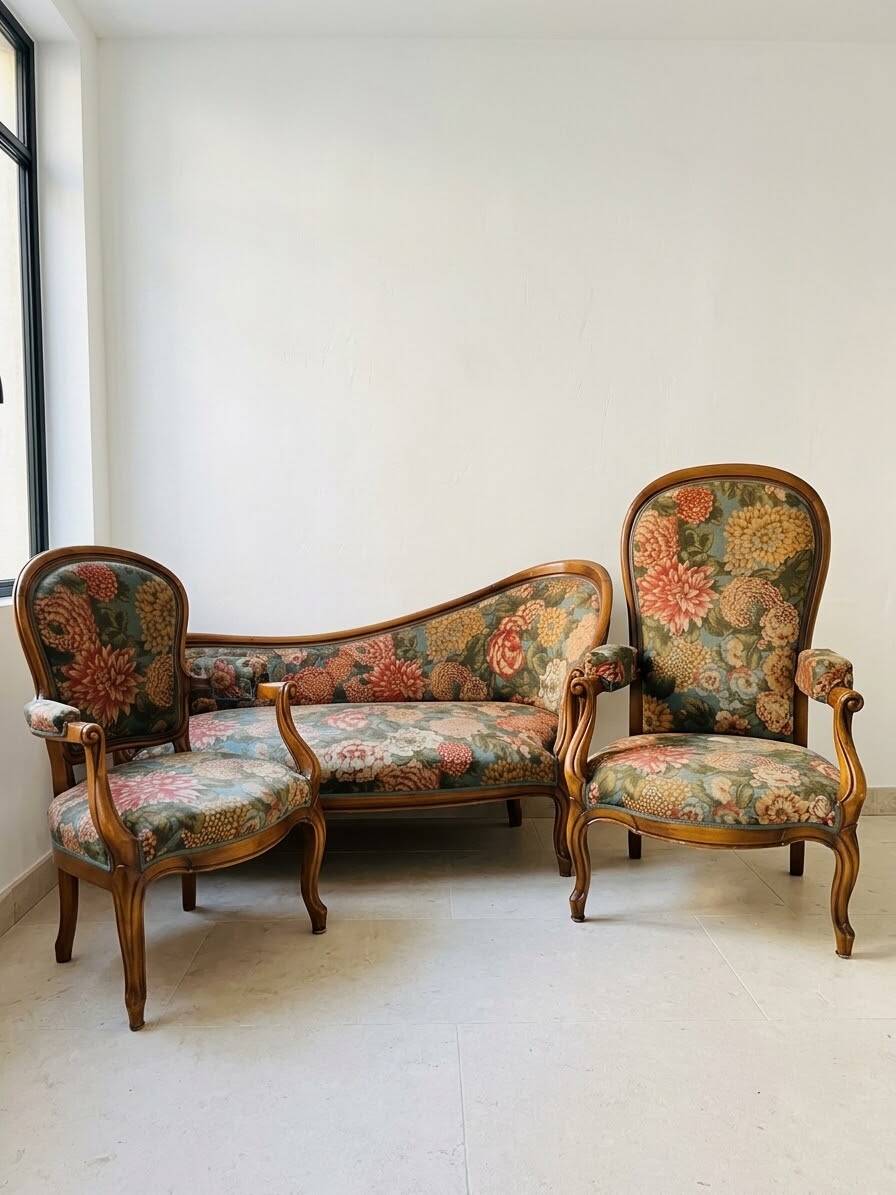 Canapé Louis XV vert et motifs floraux