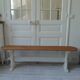 Banc vintage réenchanté en gris perle, assise bois.