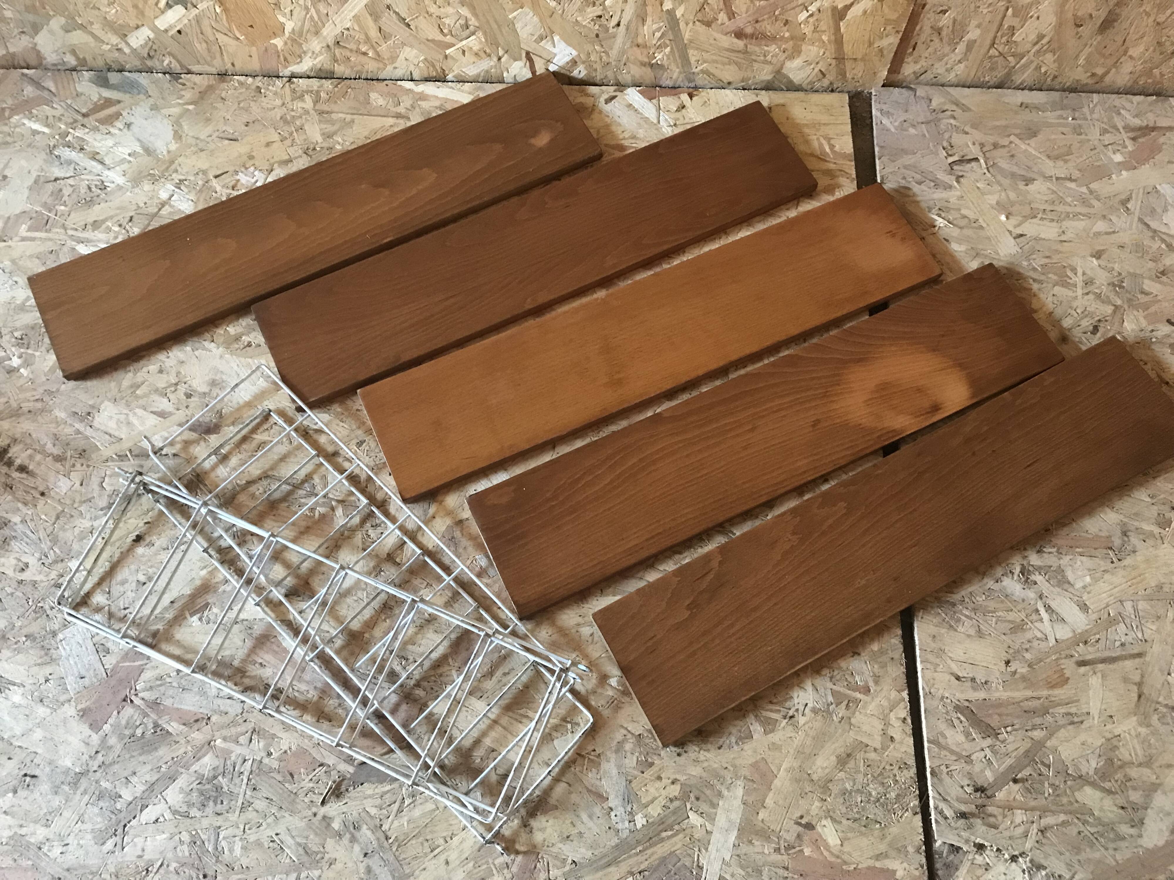 Vintage modular wall shelf with 4 supports and 5 levels.