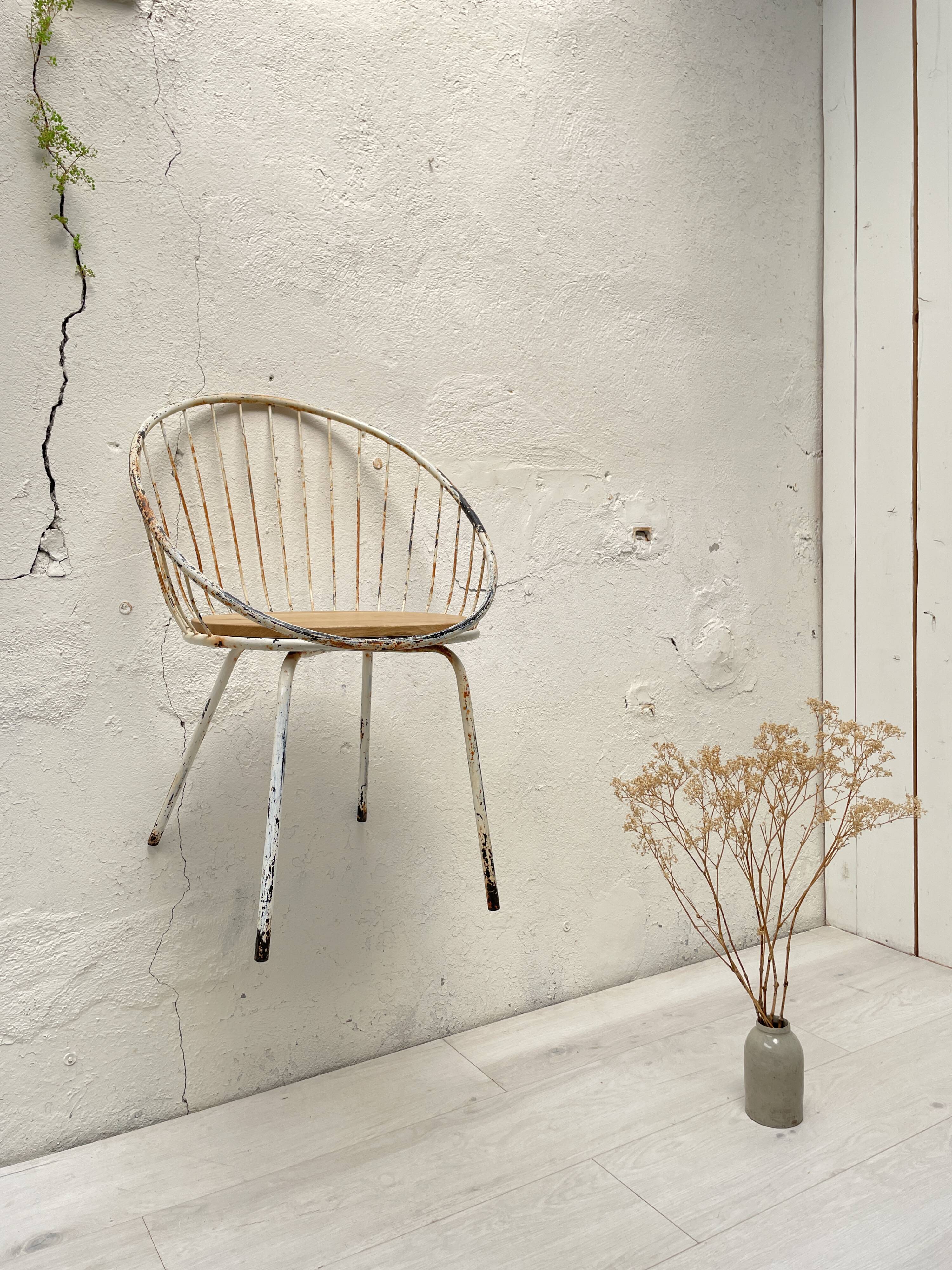 Basket armchair in metal and wood.