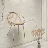 Fauteuil corbeille en métal et bois.