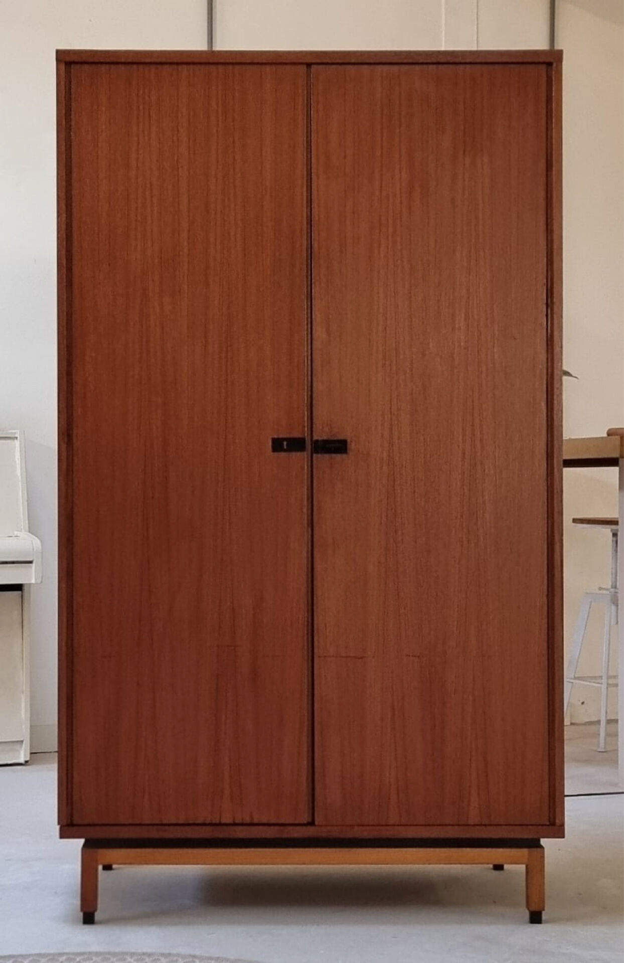 Armoire du milieu du siècle