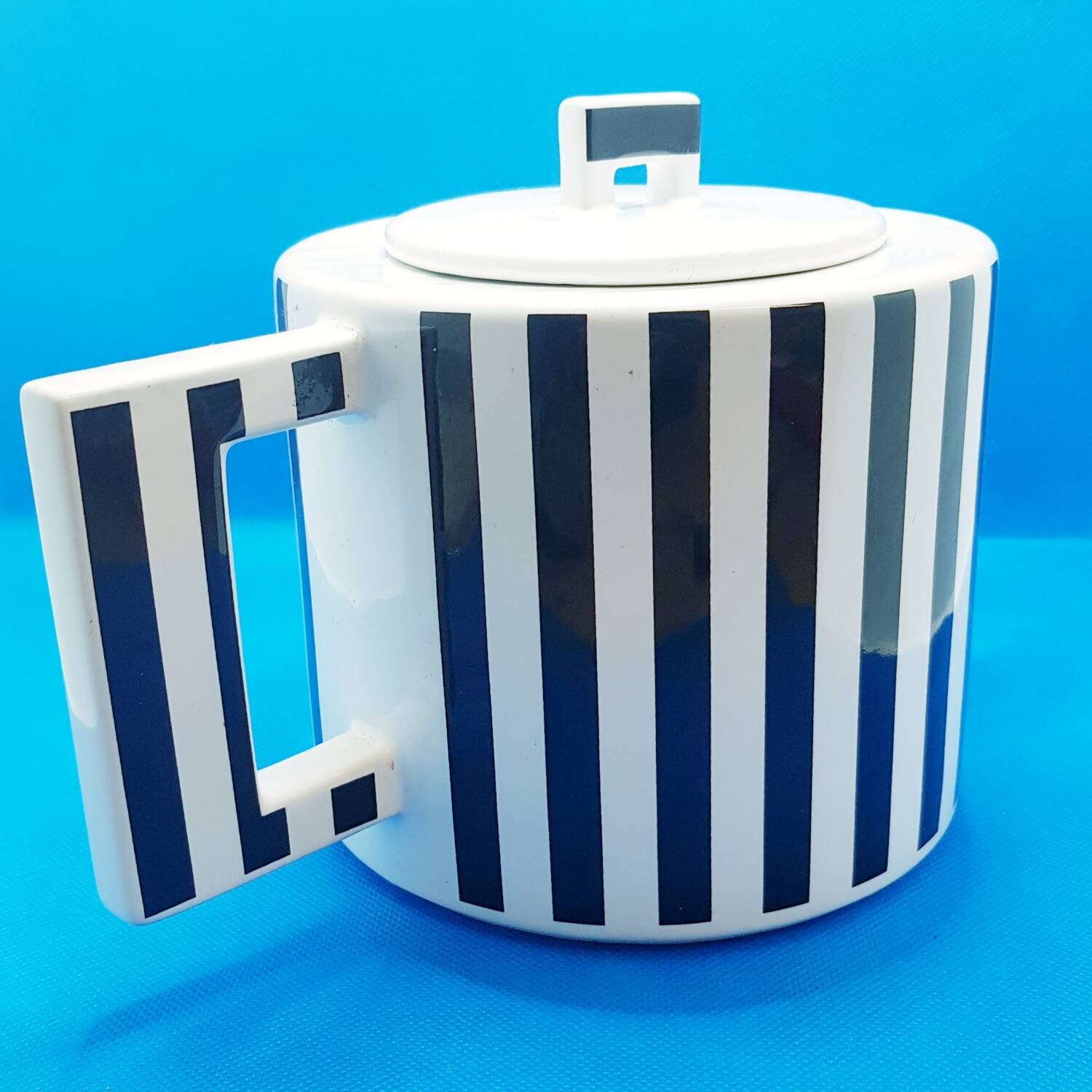 Grande théière rayée monochrome