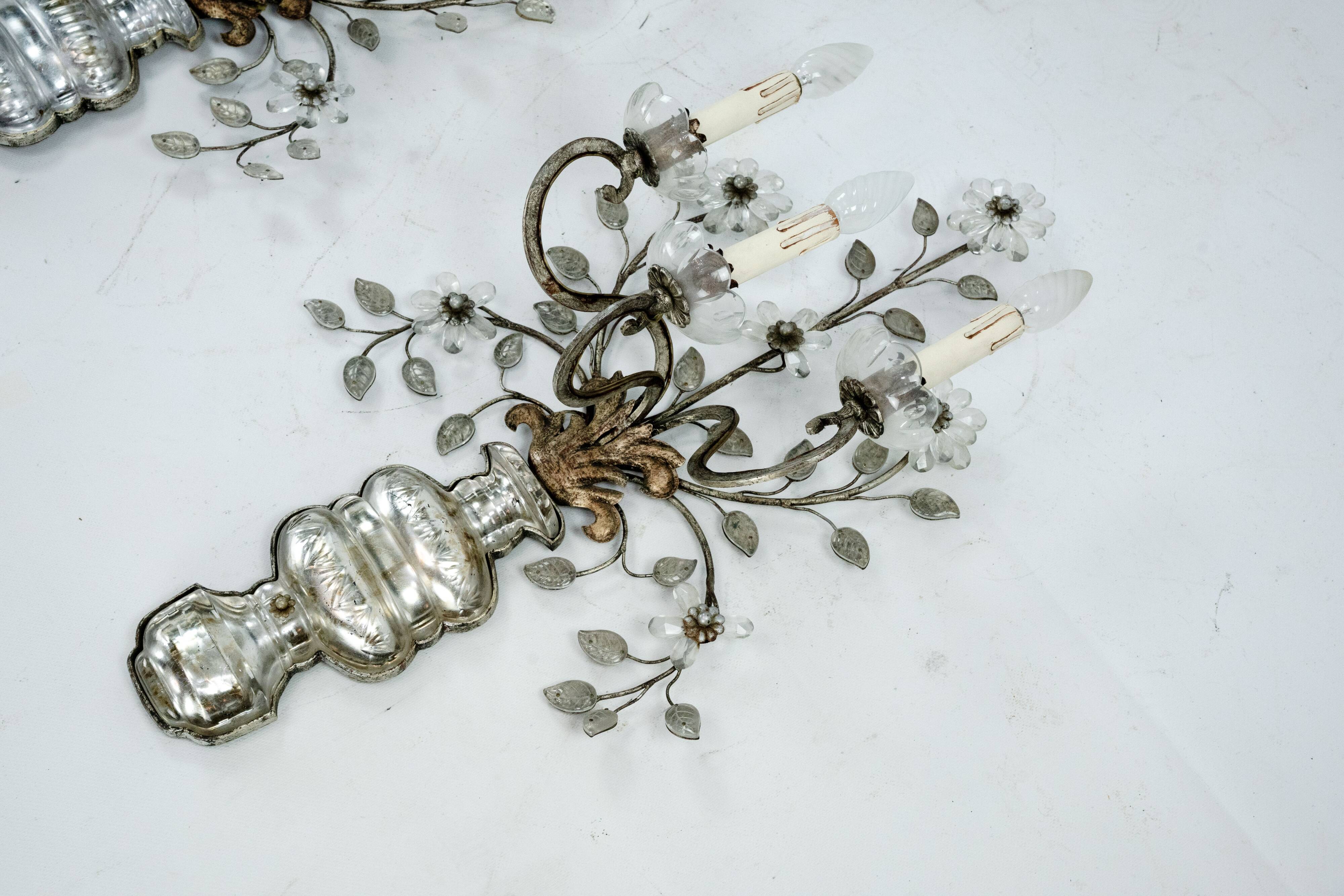 Paire de appliques en cristal et bronze Maison Bagues, années 1960.