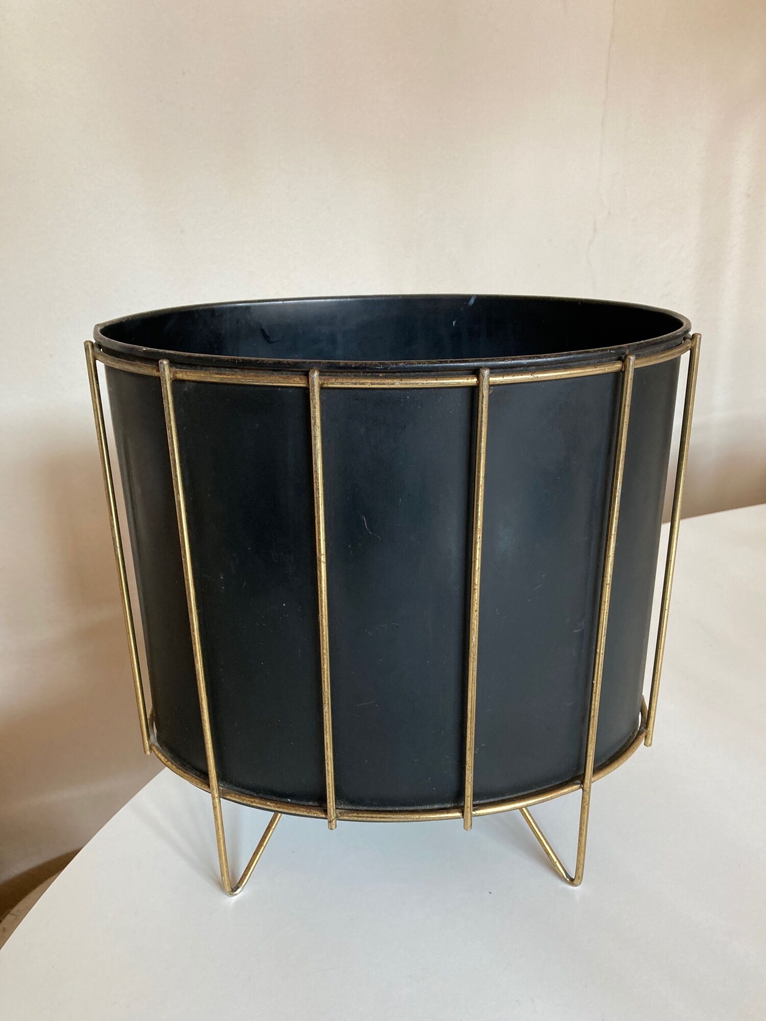 Modernist paper basket 1960 in black sheet metal and golden brass