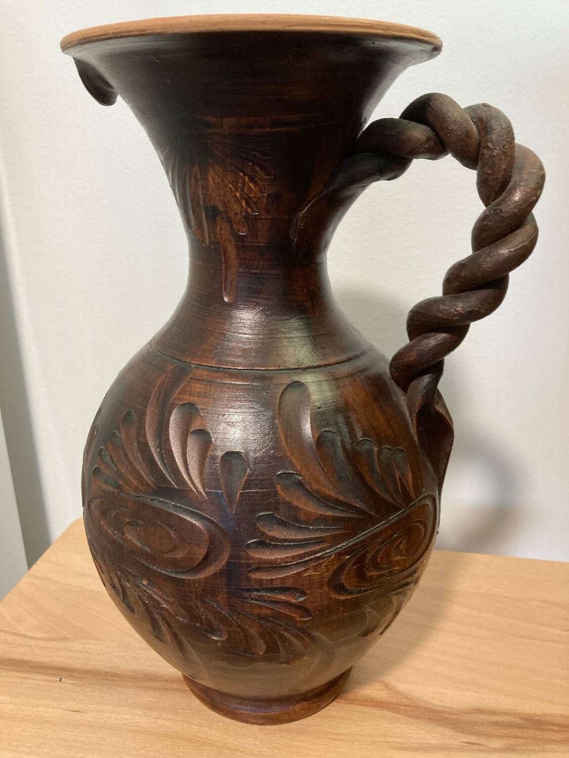 Scarified ceramic vase with twisted handle - African style