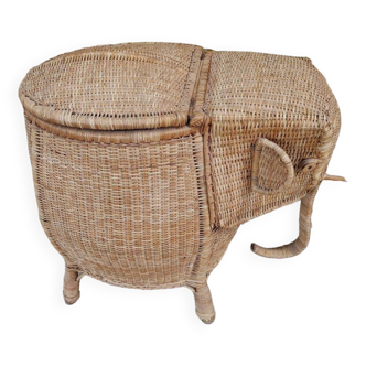 Vintage wicker/rattan elephant from the 70's - Large chest with padlock