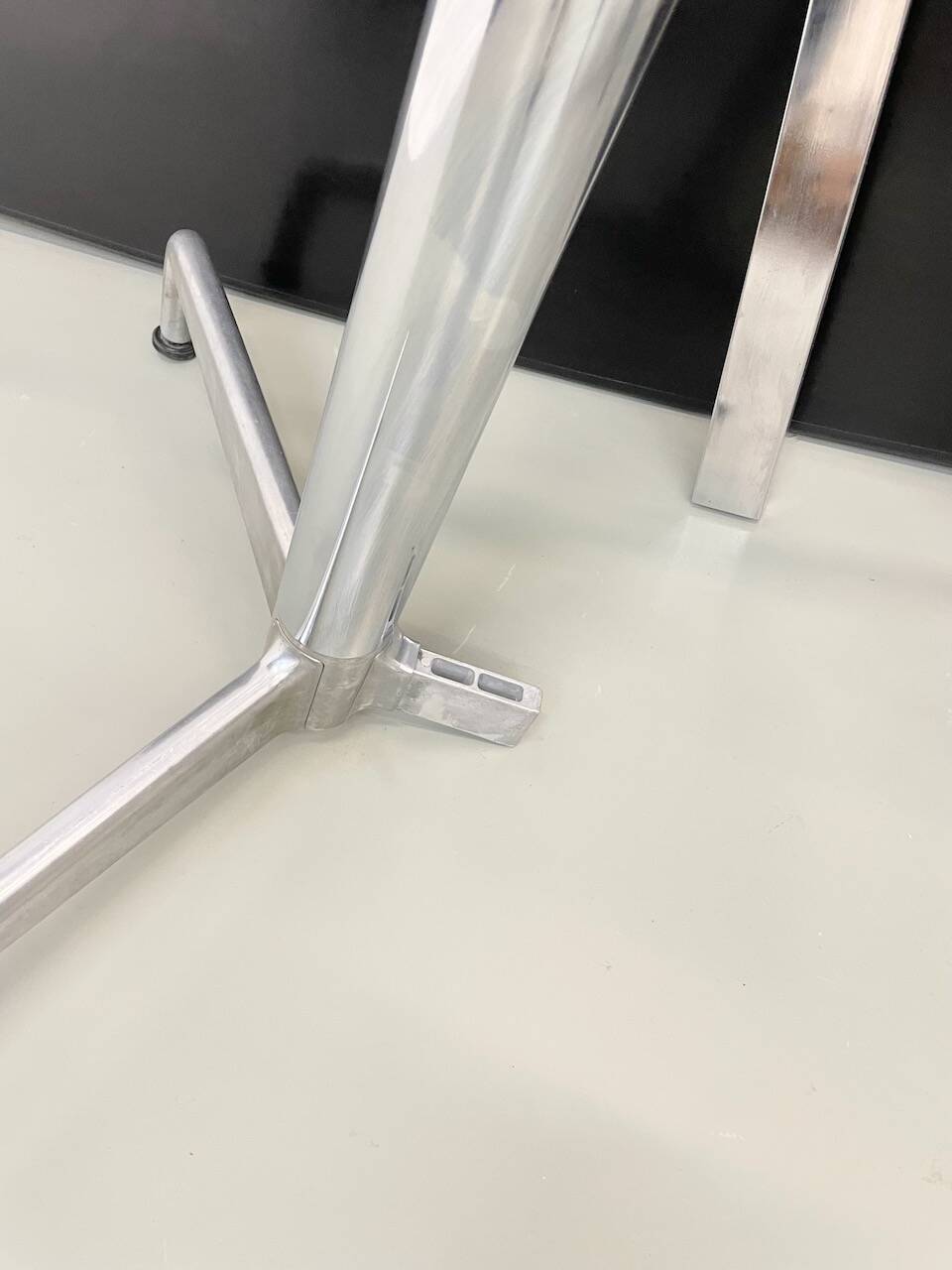 Giancarlo Piretti conference table