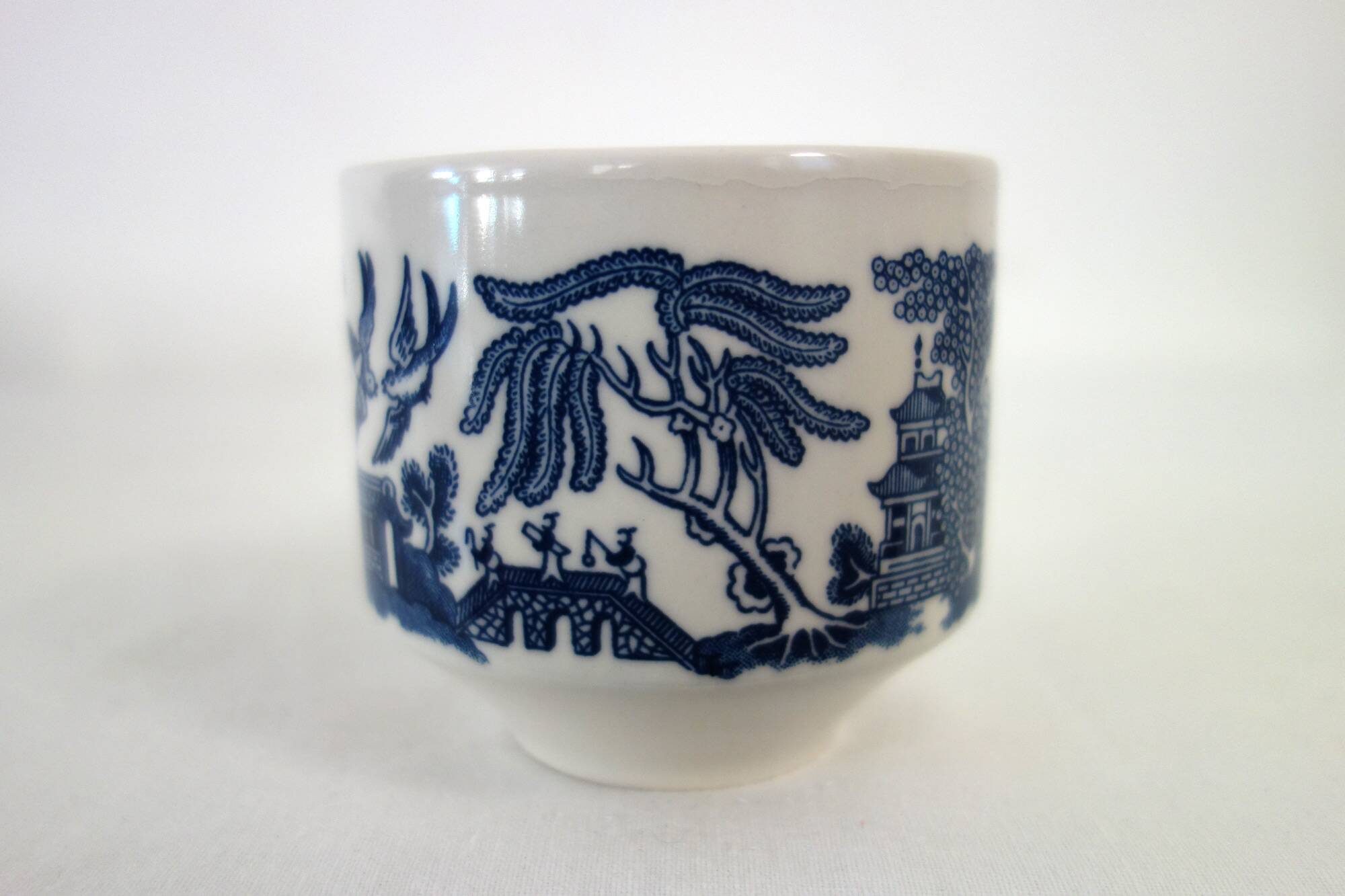 6 Vintage Blue Willow CHURCHILL Cups and Saucers, England