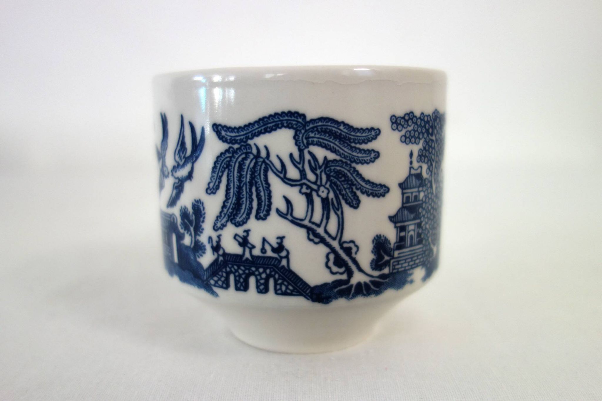6 Vintage Blue Willow CHURCHILL Cups and Saucers, England