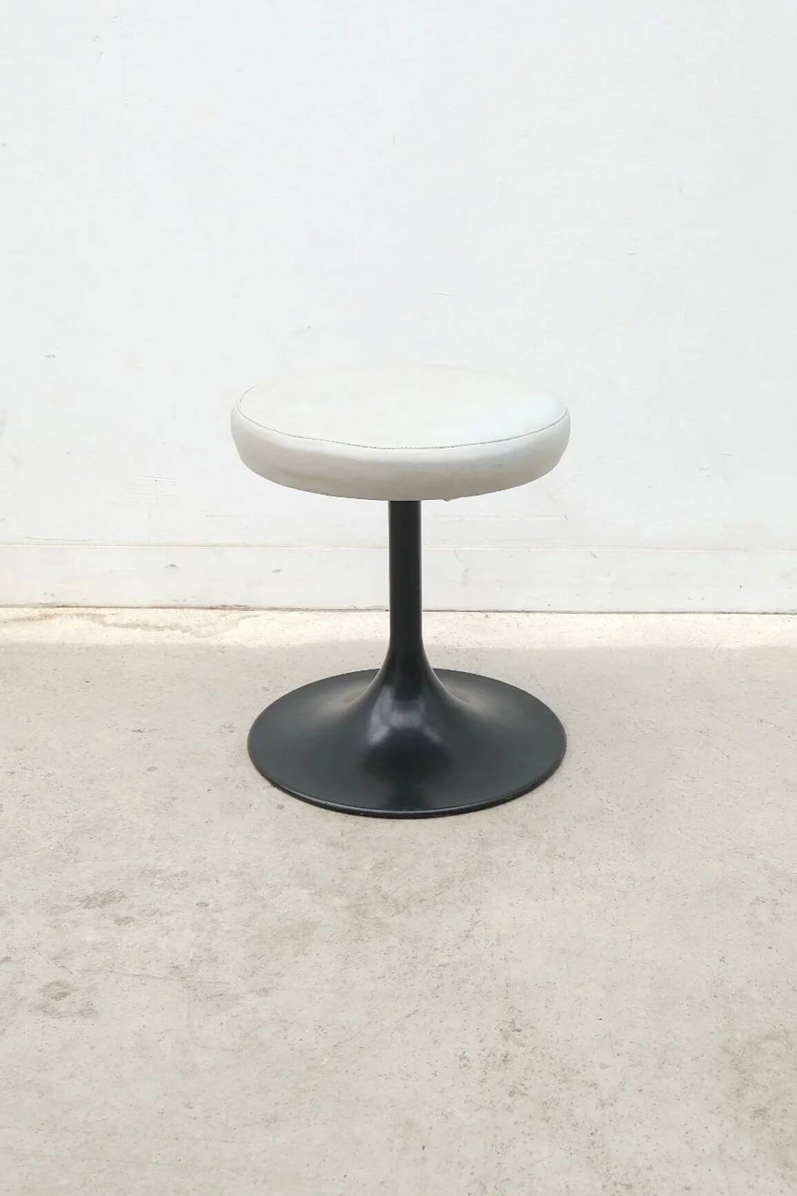 Tabouret pied tulipe en métal et skai, 1970