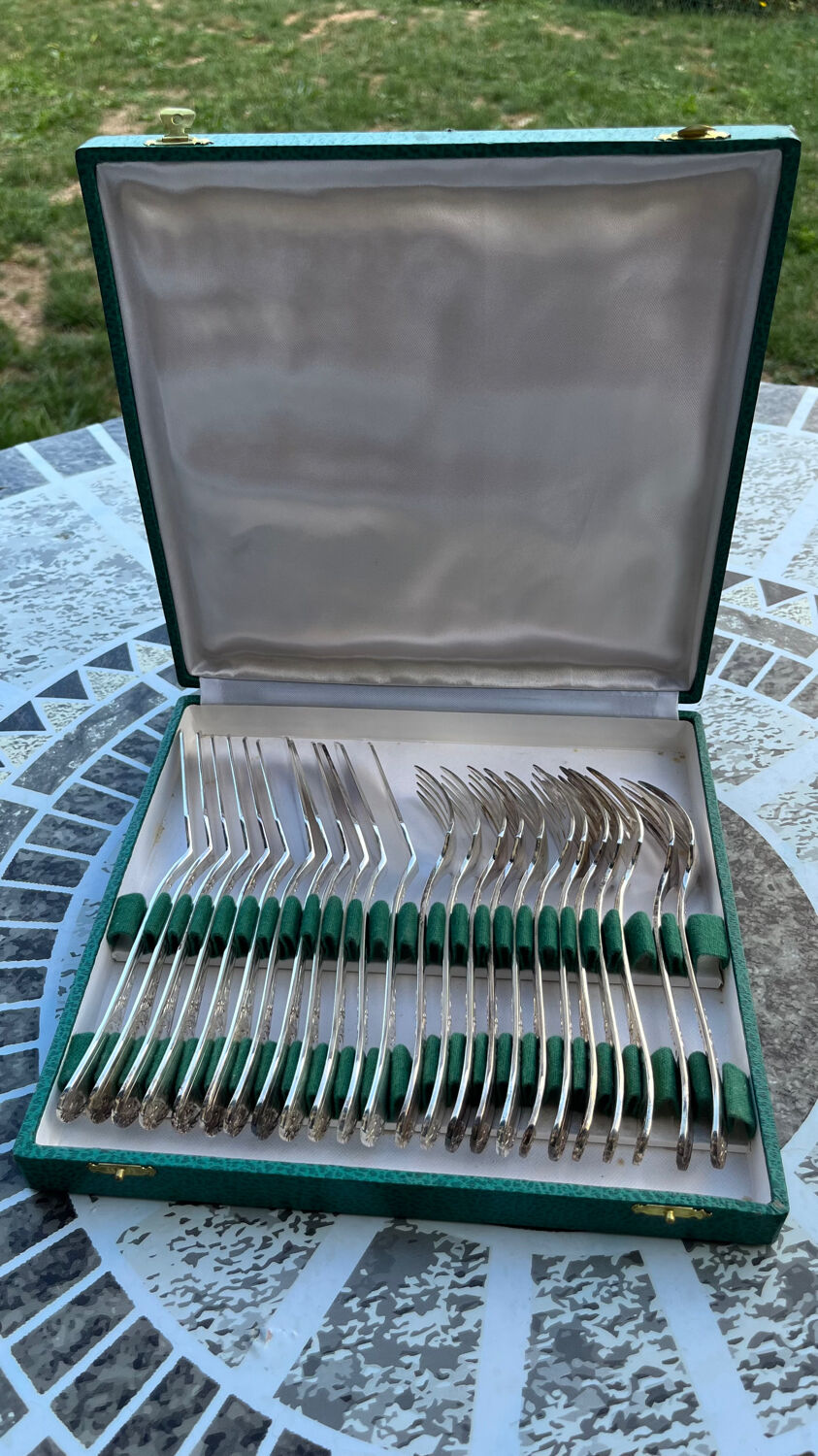 Coffret  de 24 couverts à poisson en métal  argenté