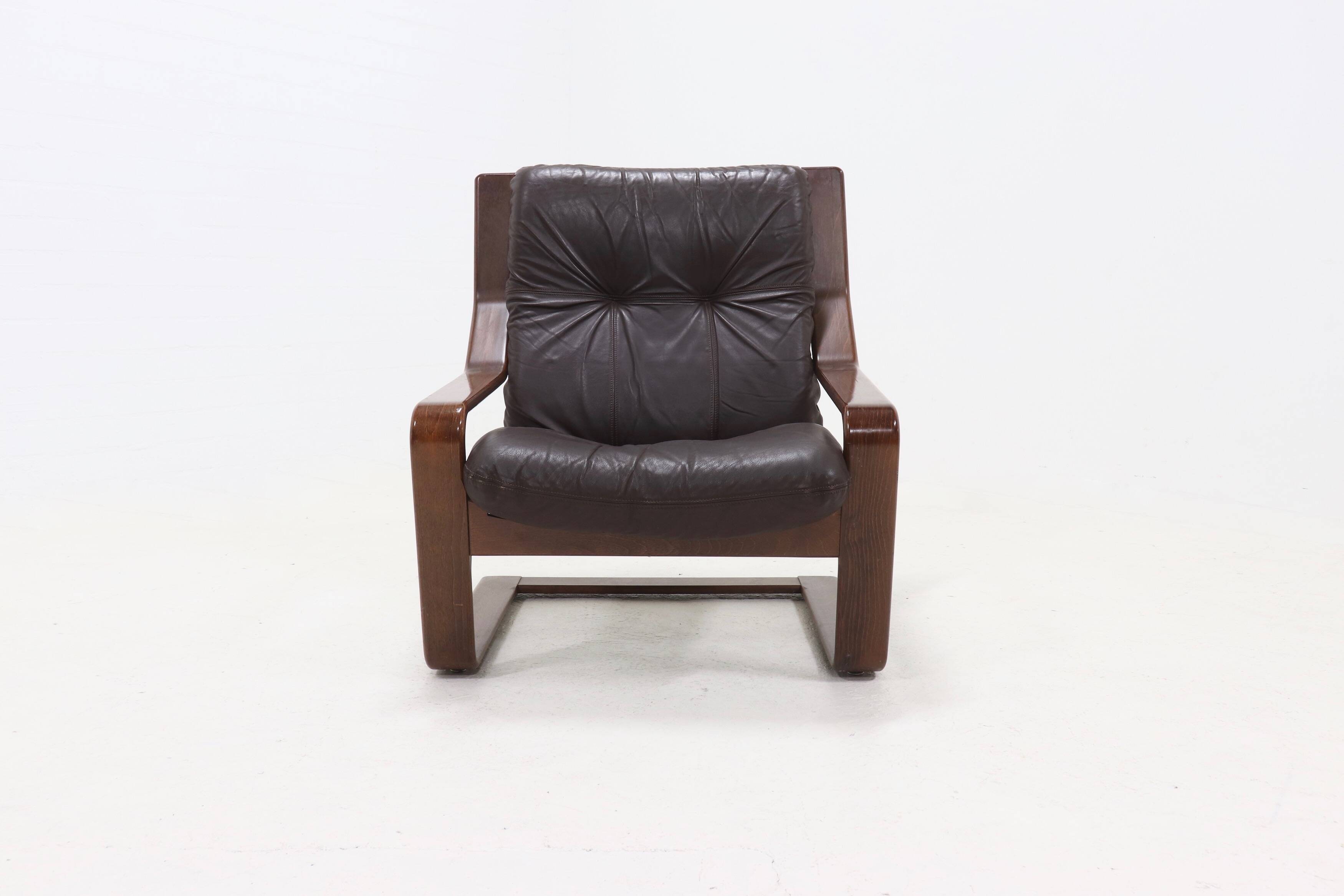 Fauteuil lounge scandinave en bois courbé et cuir 1960