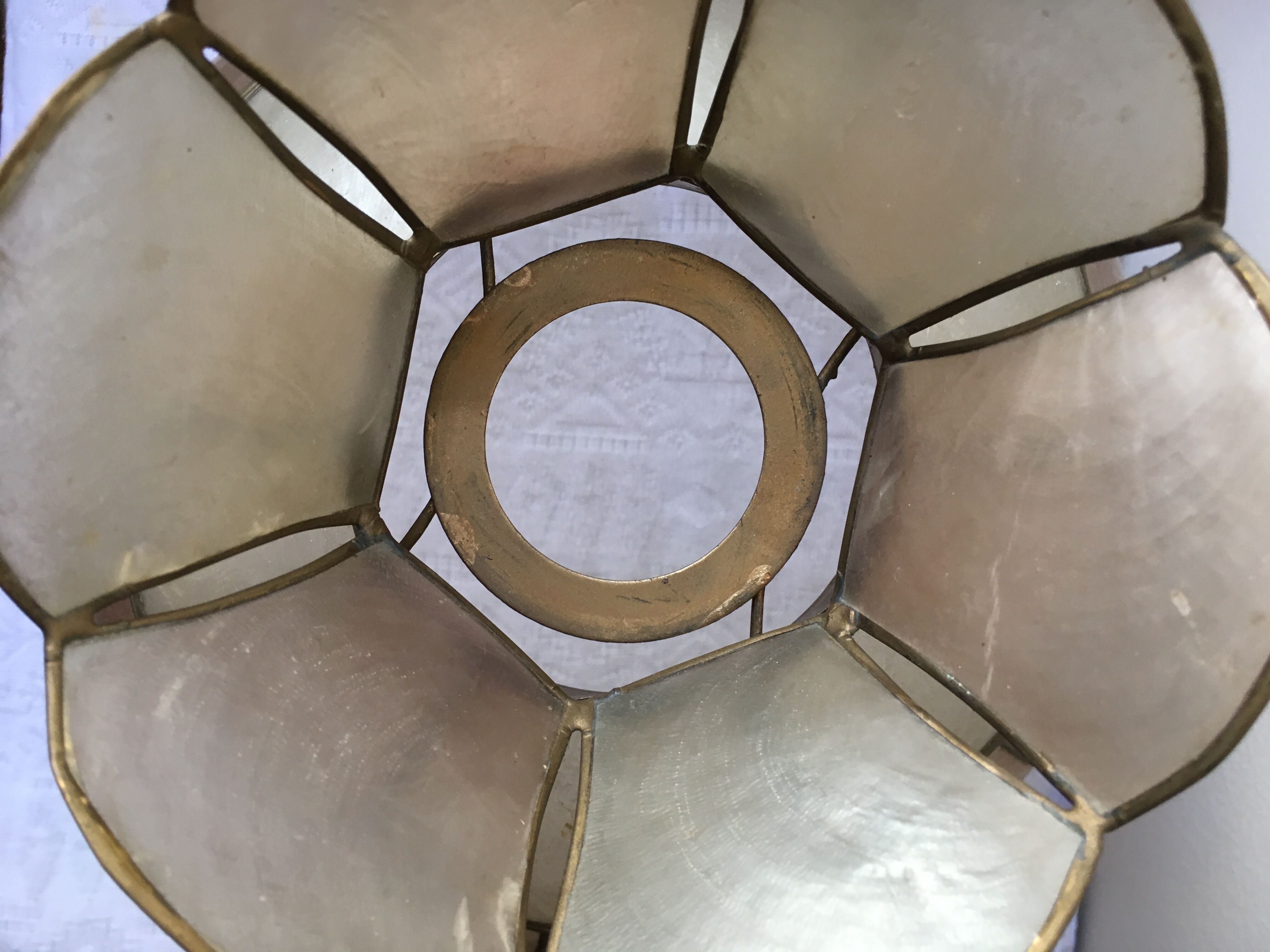 Mother-of-pearl and brass suspension with its collar