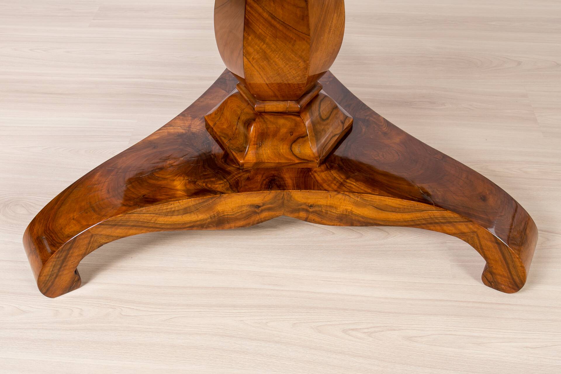 Biedermeier Period Round Walnut Table, Germany, circa 1840