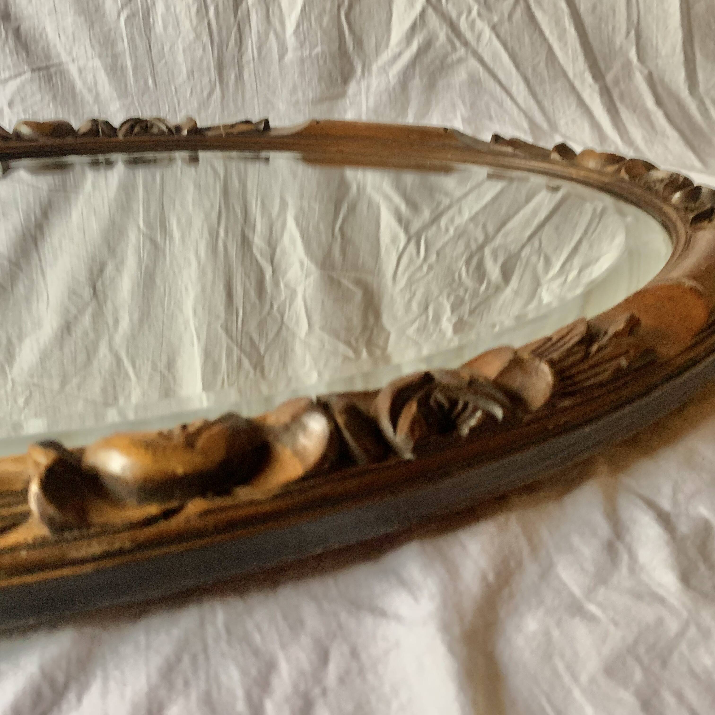 Ancien miroir ovale biseauté en bois sculpté - 69 cm
