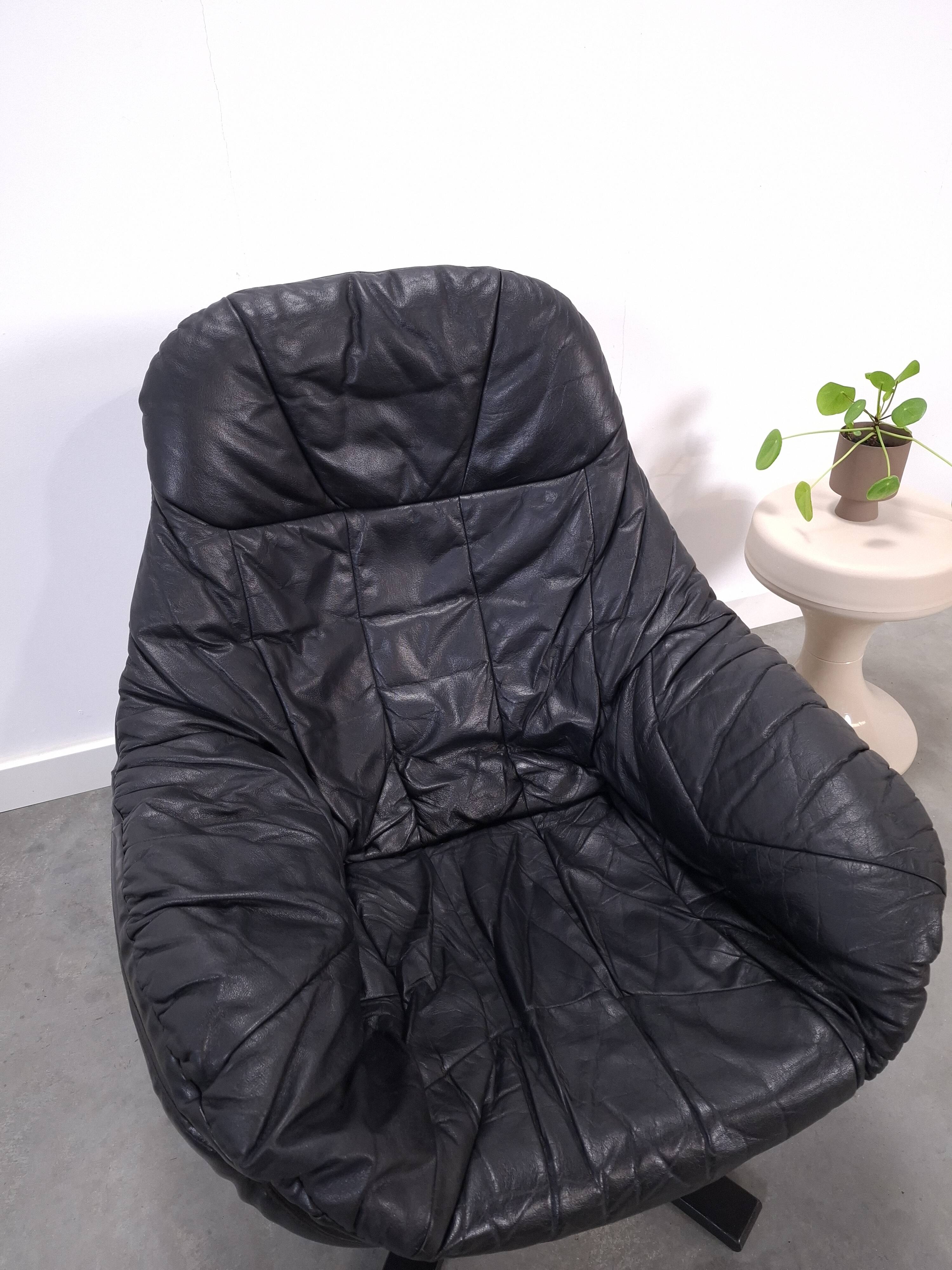 Draaibare zwart leren fauteuil H.W. Klein voor Bramin uit Denemarken