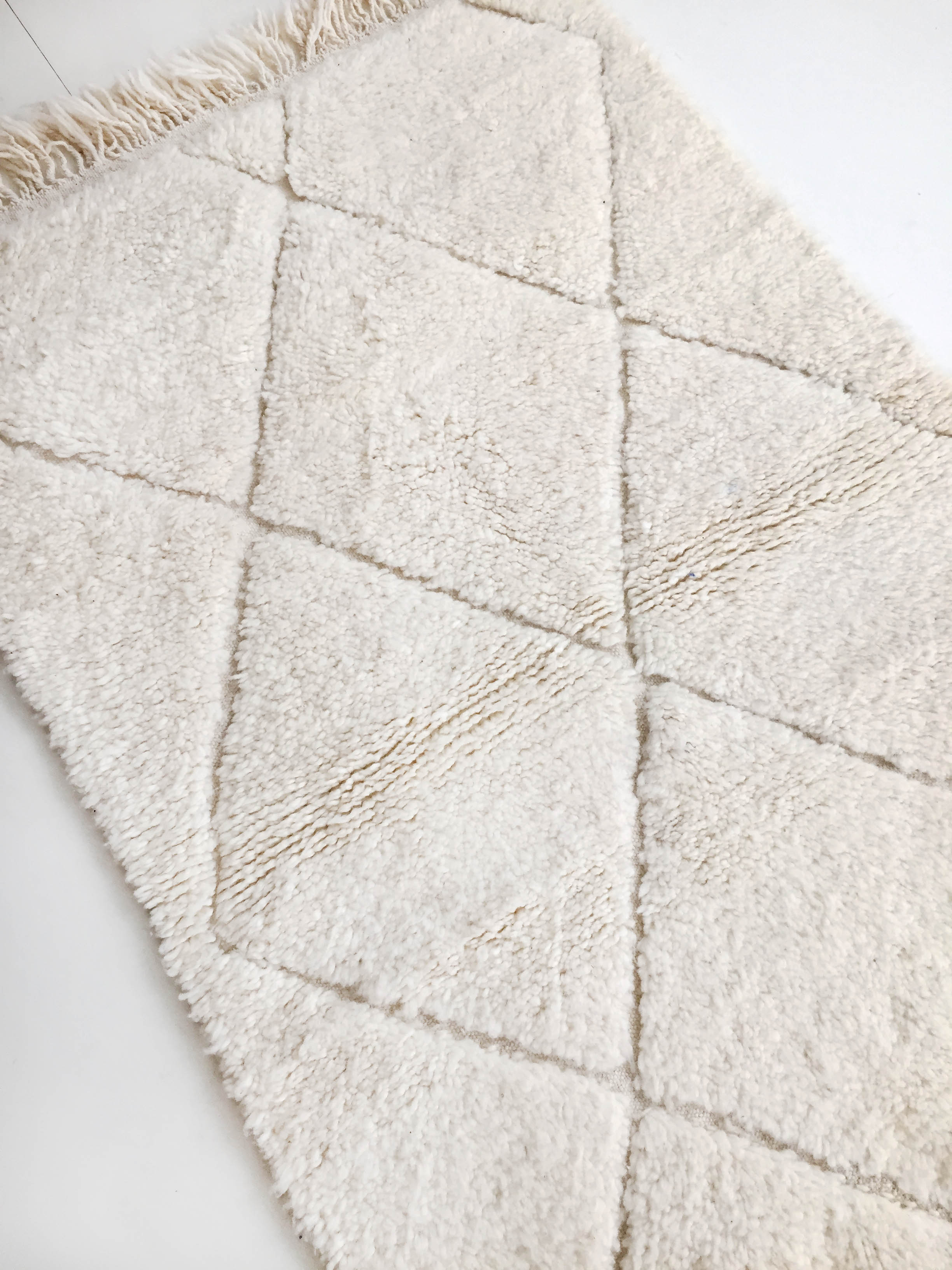 Moroccan Berber carpet blessed ouarain ecru plain with engraved diamonds 146x97cm