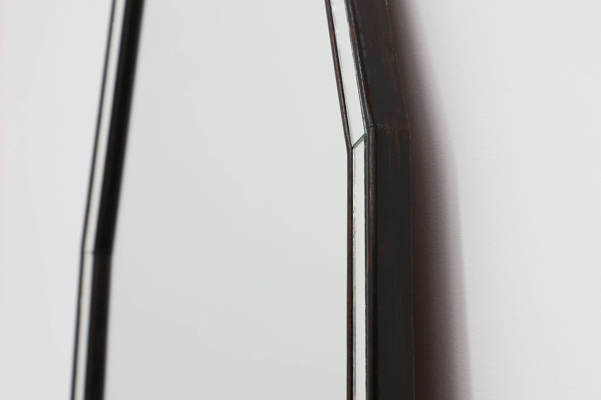 Miroir octogonal graphique du milieu du siècle avec cadre en bois noir et miroir,