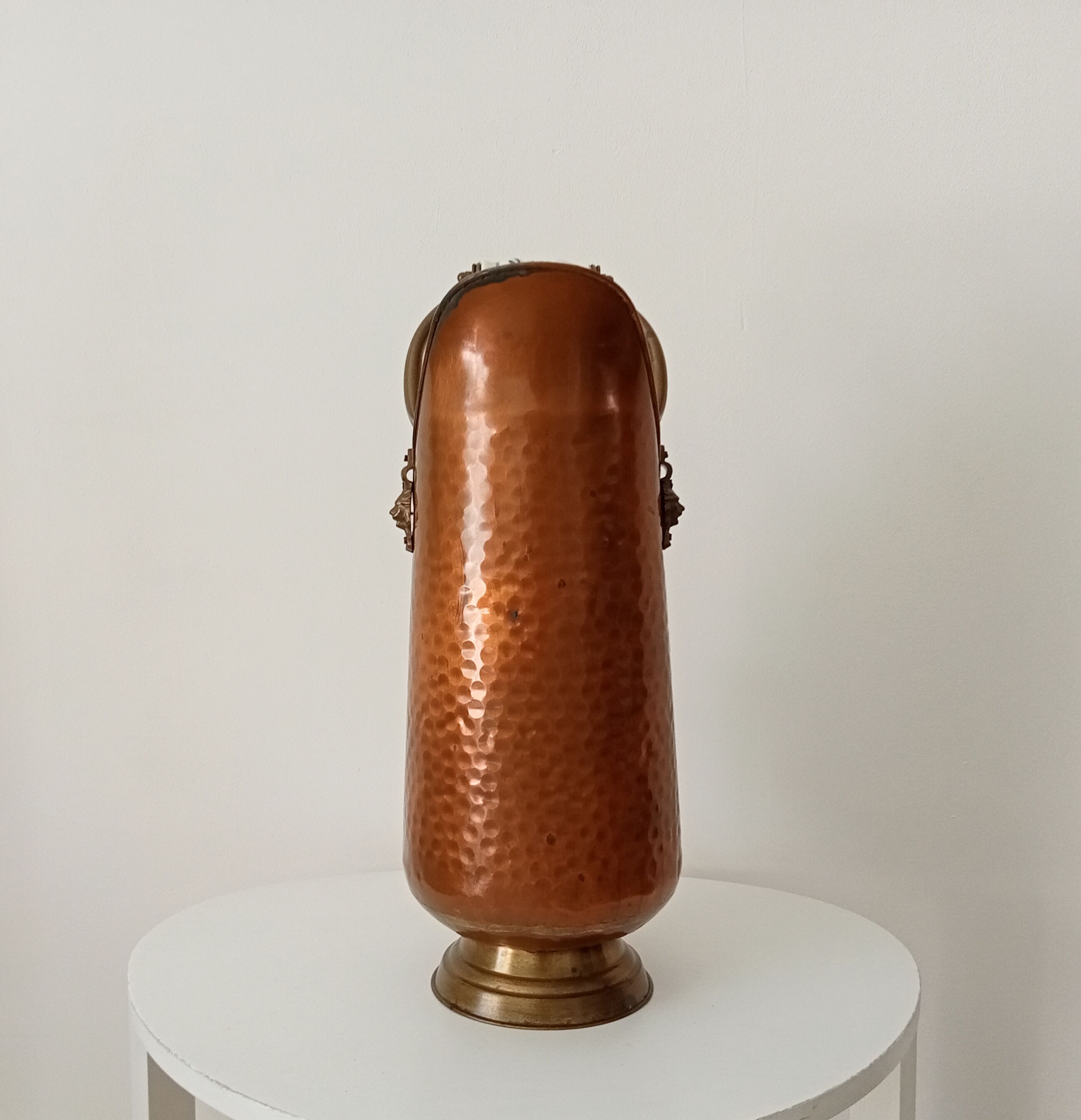 Seau à charbon en cuivre martelé, laiton et porcelaine