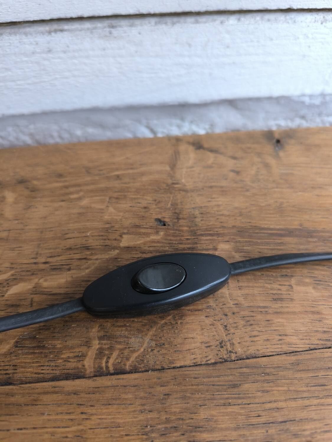 Table lamp in turned wood and rope