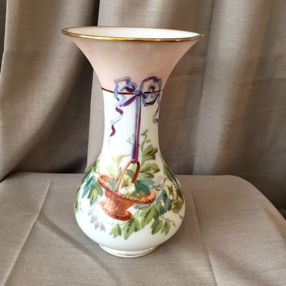 Superb vase in opaline 19th with floral decoration