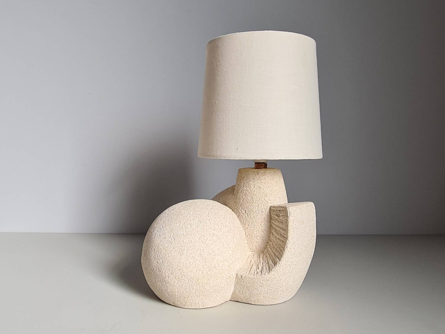 Albert Tormos style sculpture lamp in white stone / 60s / art / artisanal work / Mid-Century / France / 20th century