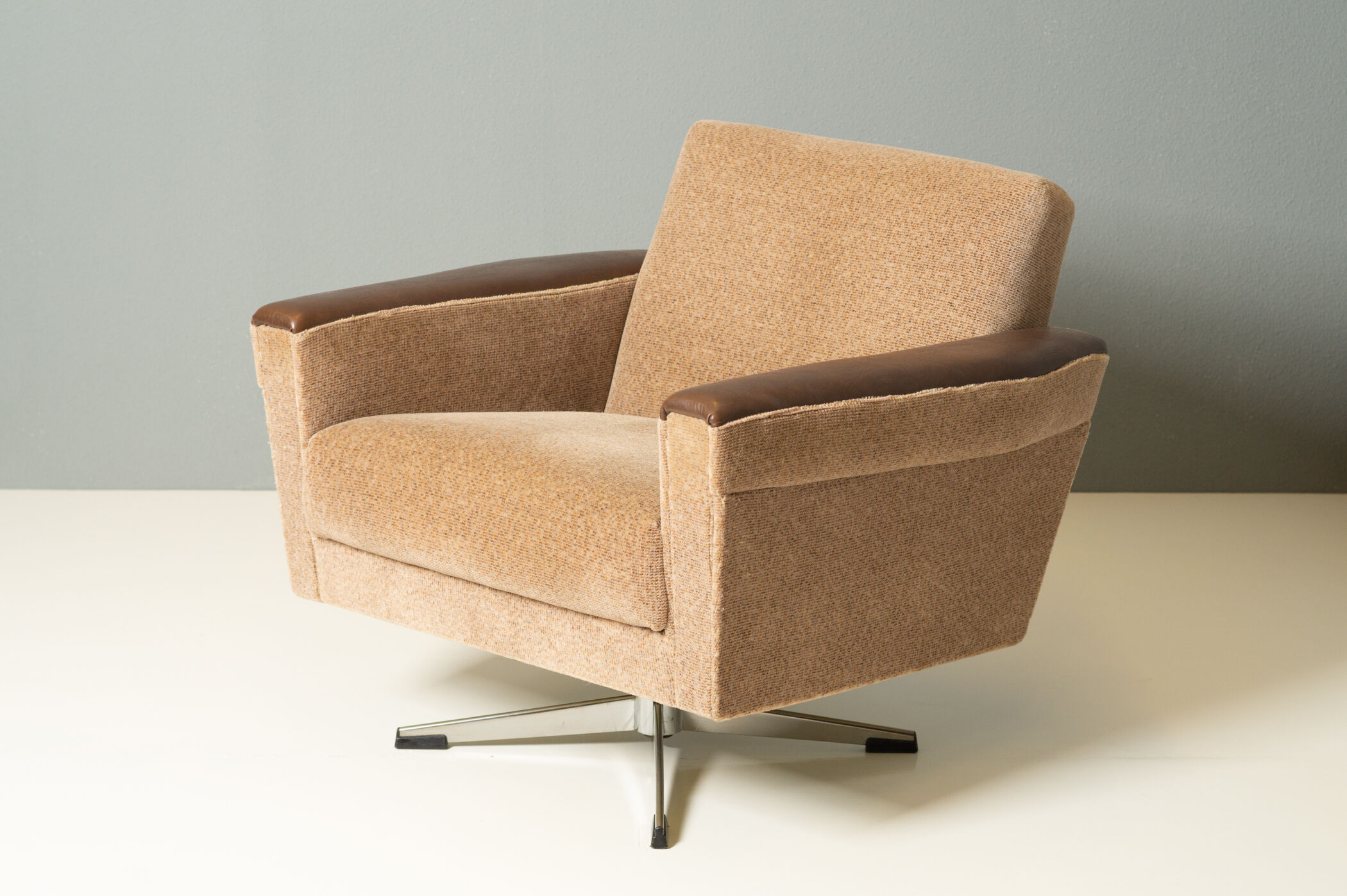 Fauteuils et canapé pivotants space age années 1970