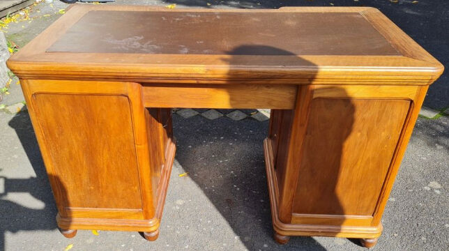 Desk carved counter 1900
