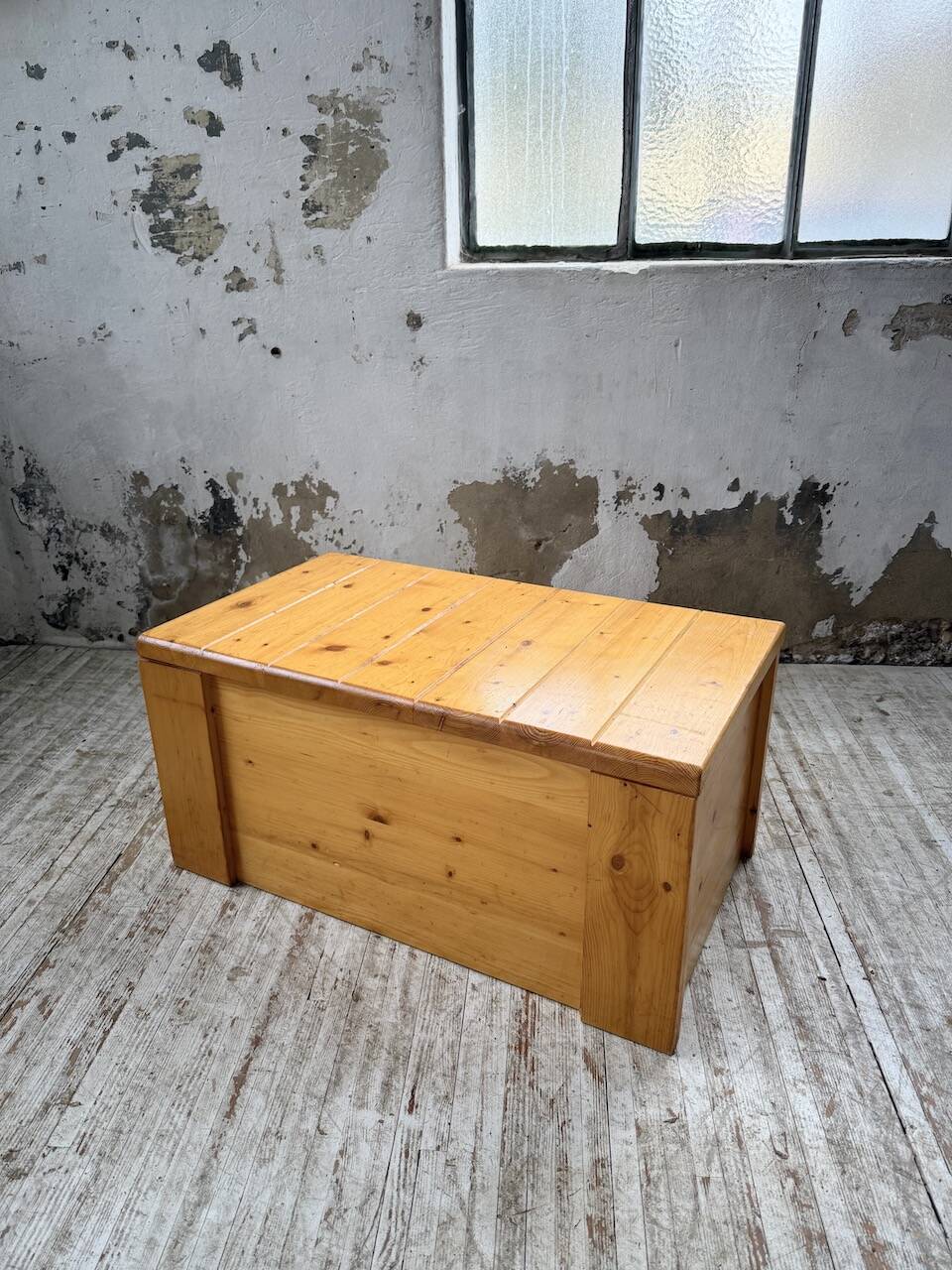 Chest or coffee table Perriand Les Arcs 1800