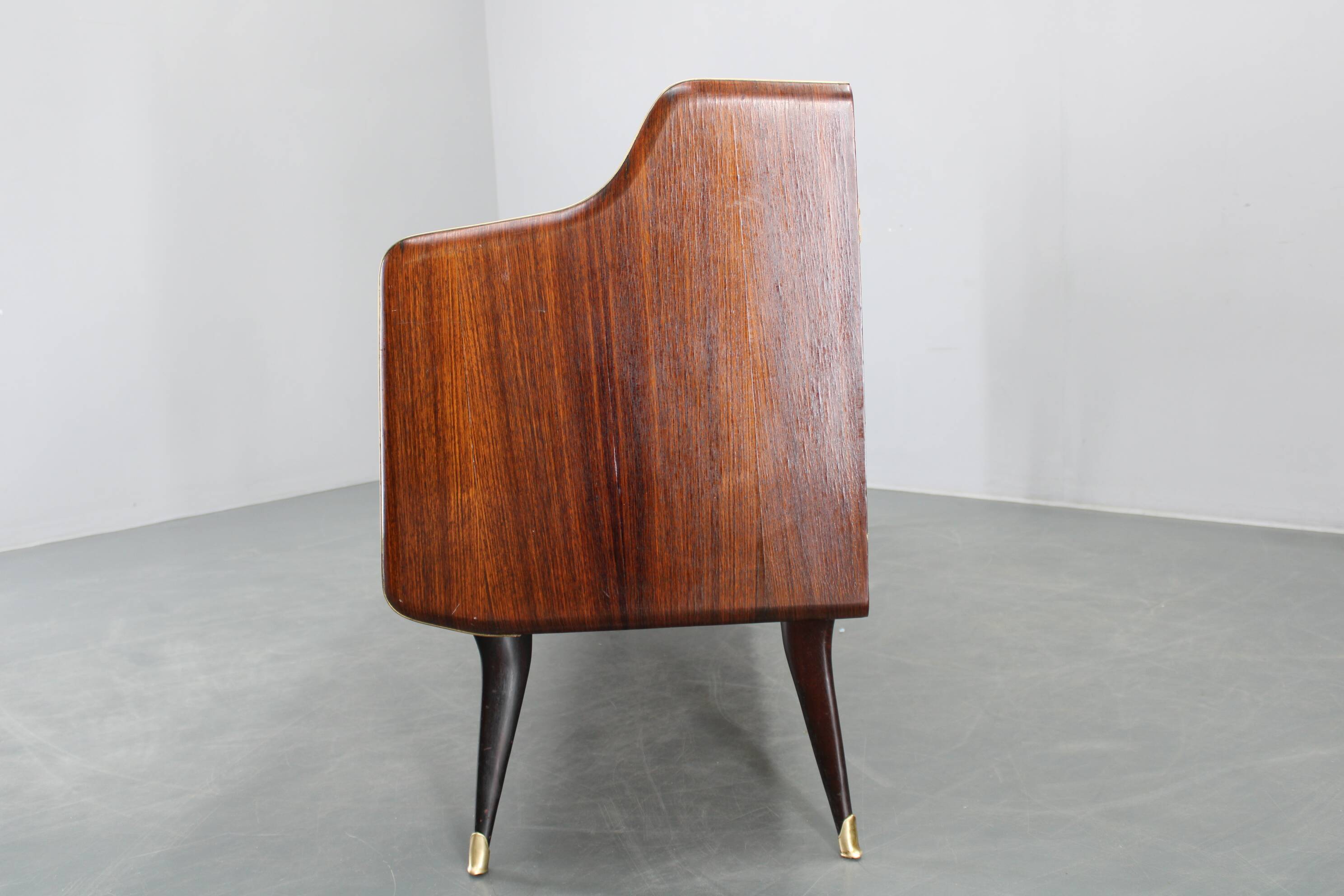 Buffet italien organique des années 1950 avec plateau en verre et 4 tiroirs