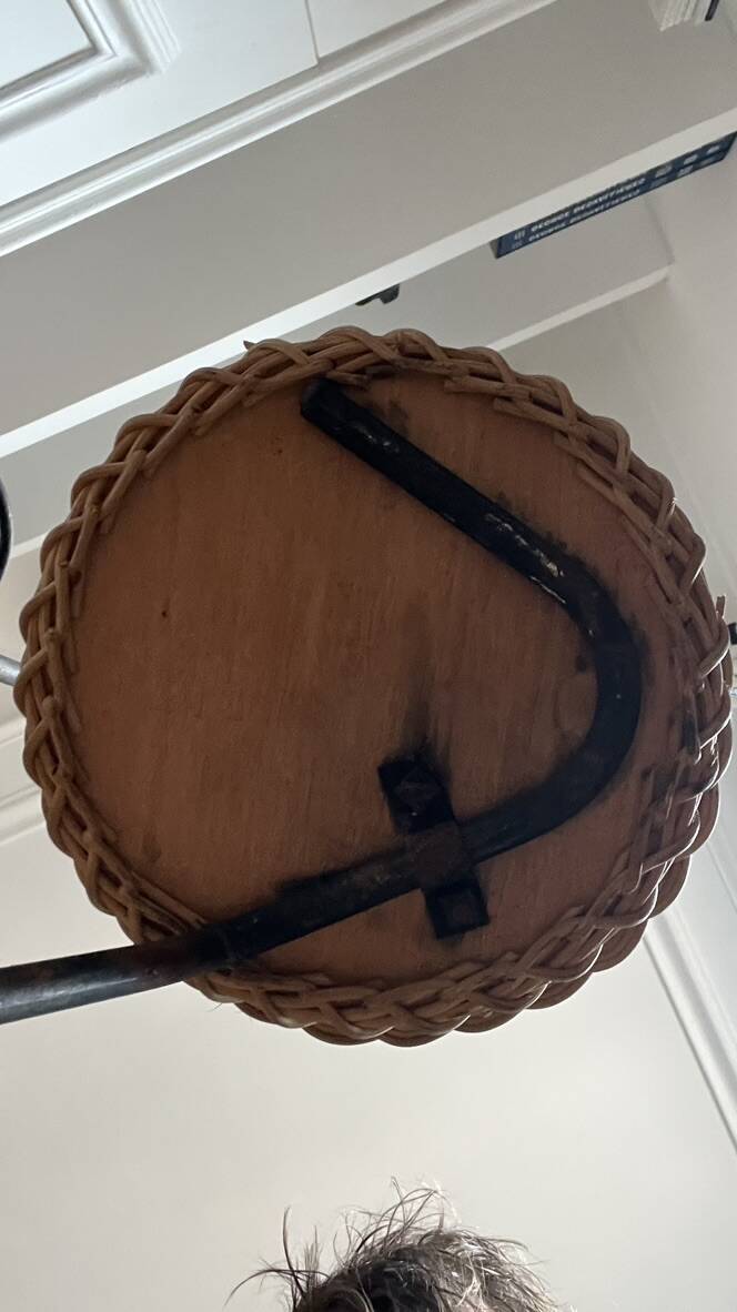 Porte plante ou cache pot en rotin style Matégot