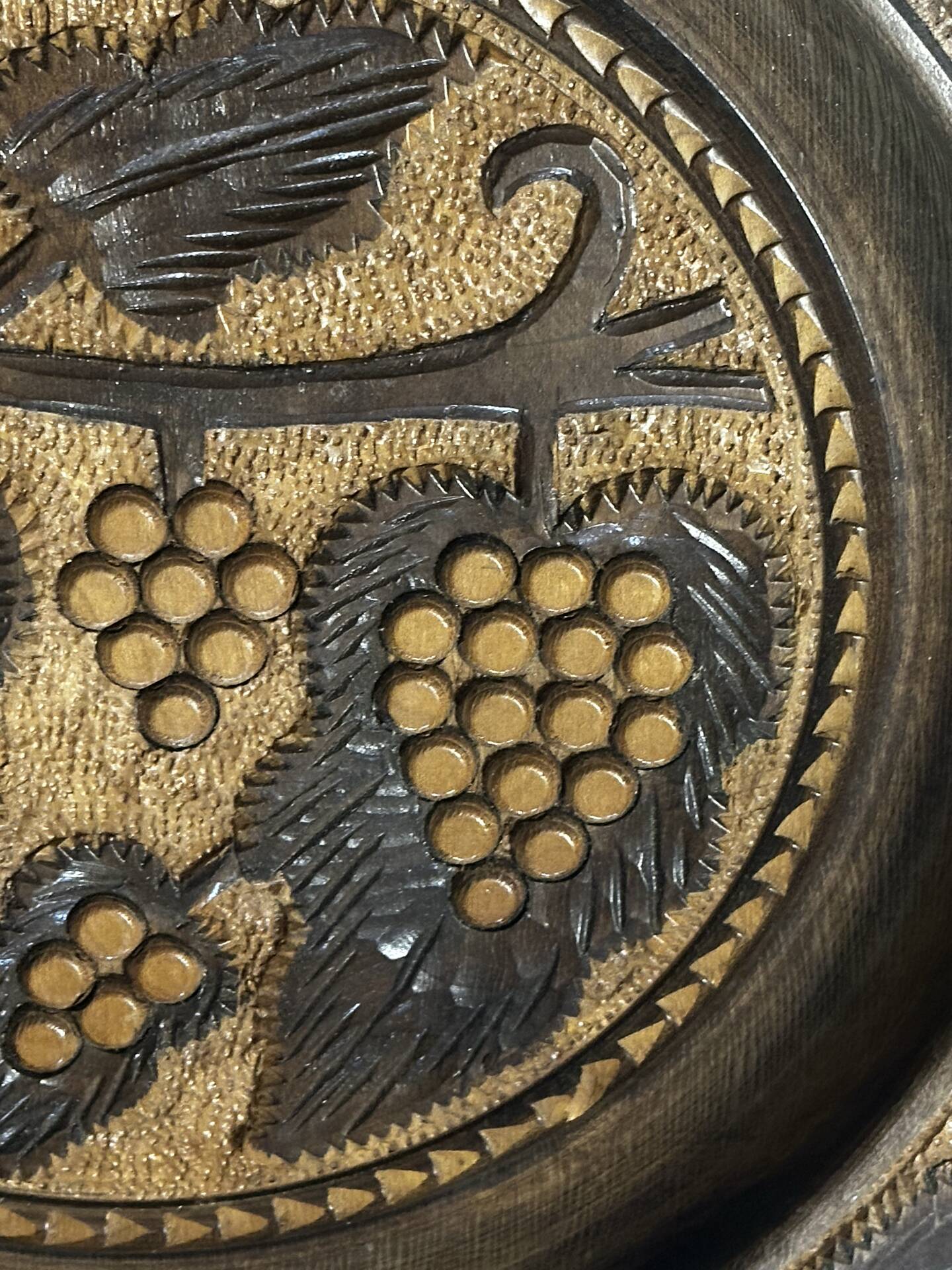 Carved wooden fruit bowl – Centrepiece with grape decoration