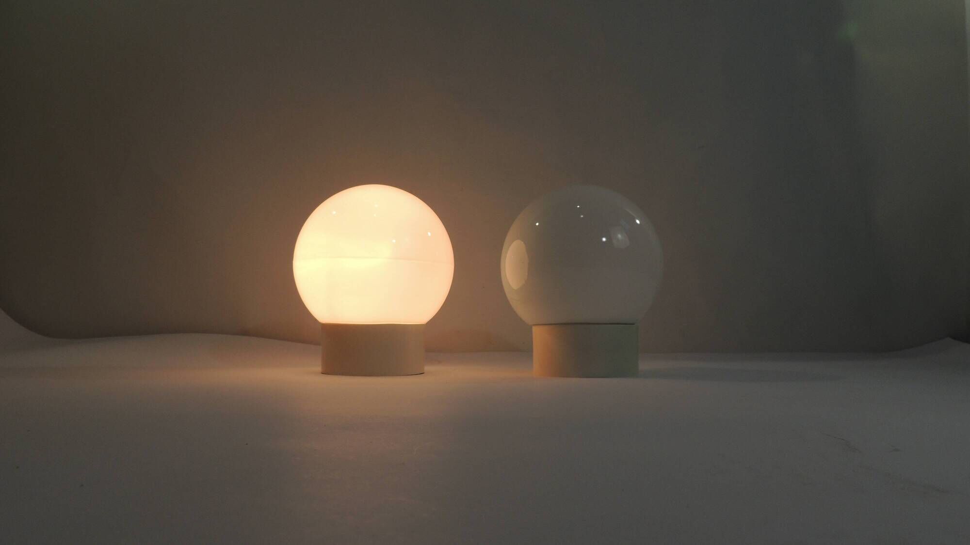 Vintage 1970s wall light pair – White ball wall light – Luminaire
