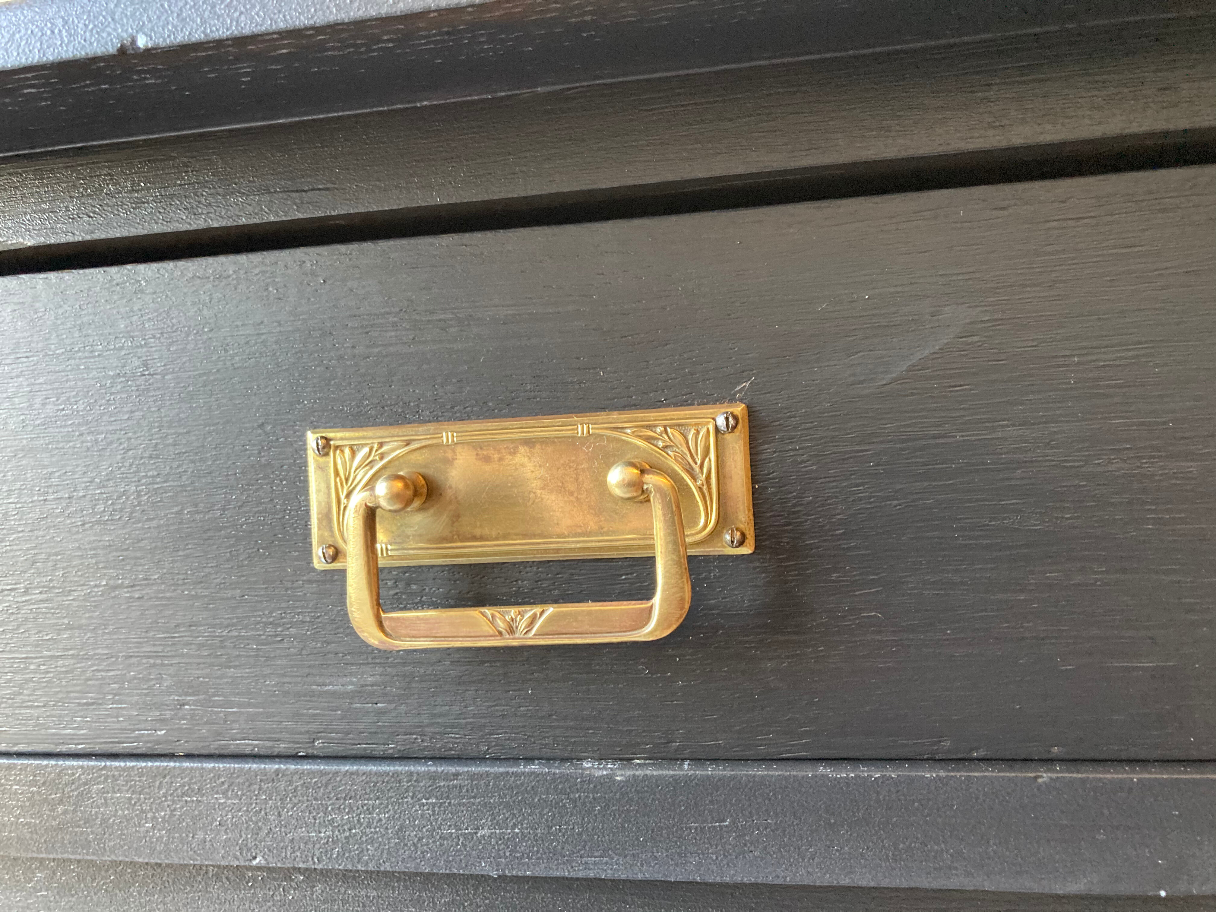 Art-deco period oak commodus