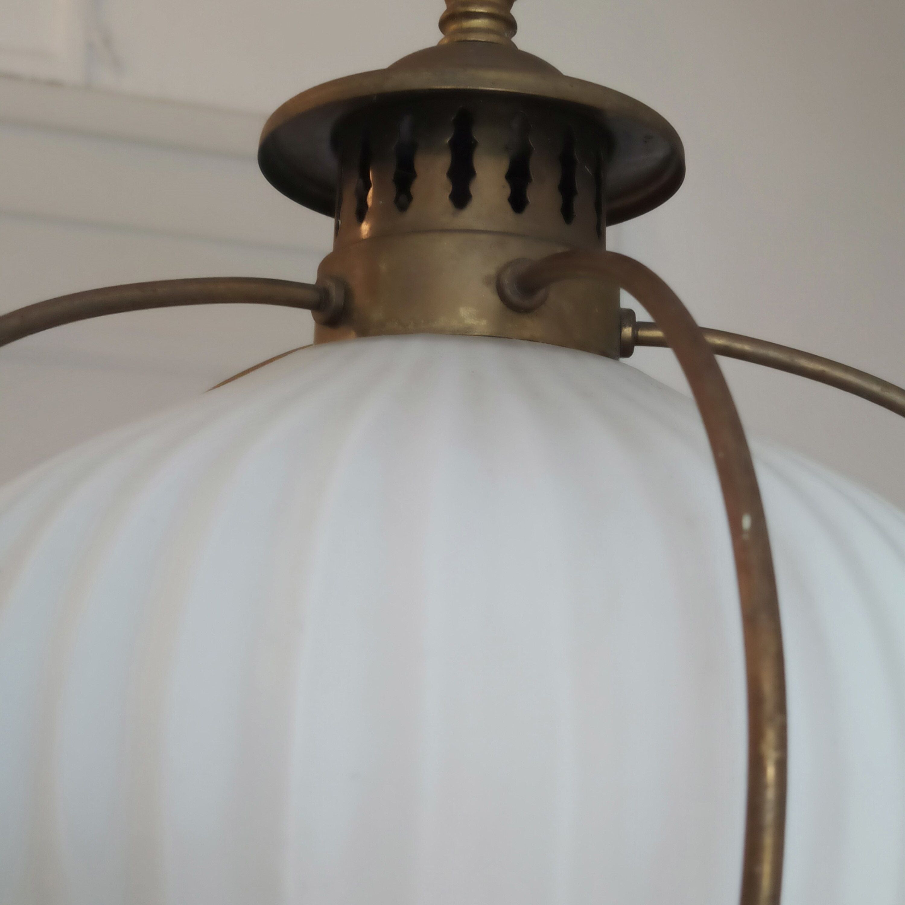 Suspension opaline cannelée et cuivre design original 1960