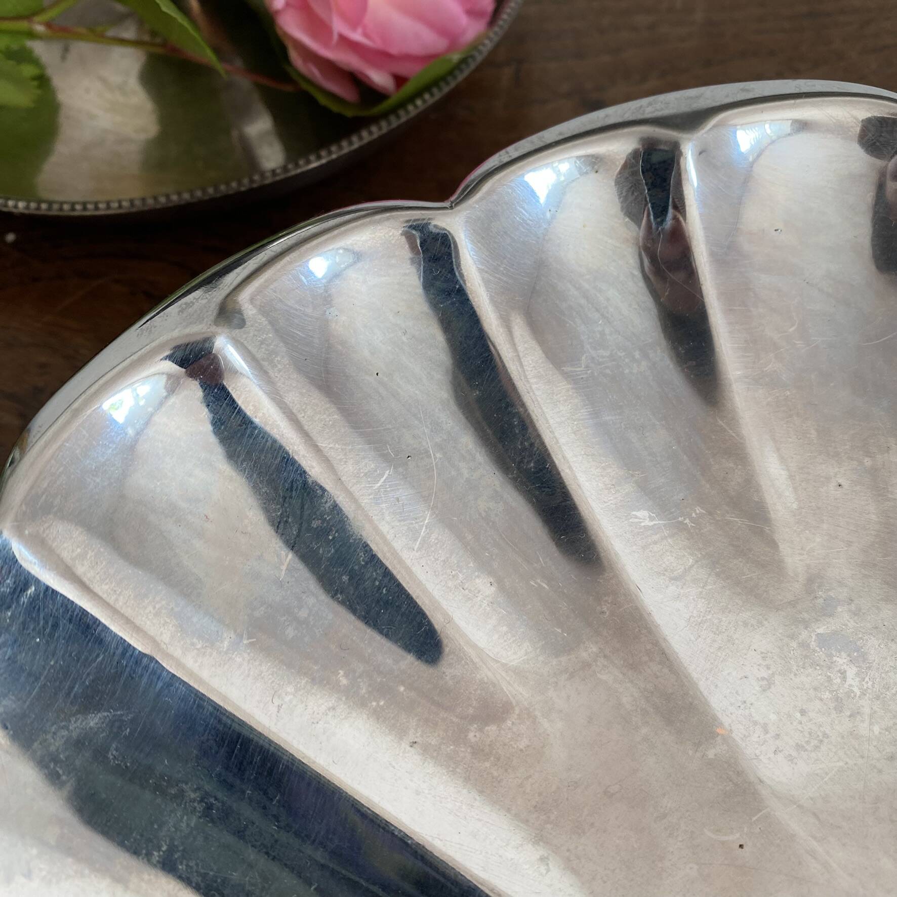 Stainless steel dish with ball feet 32 cm