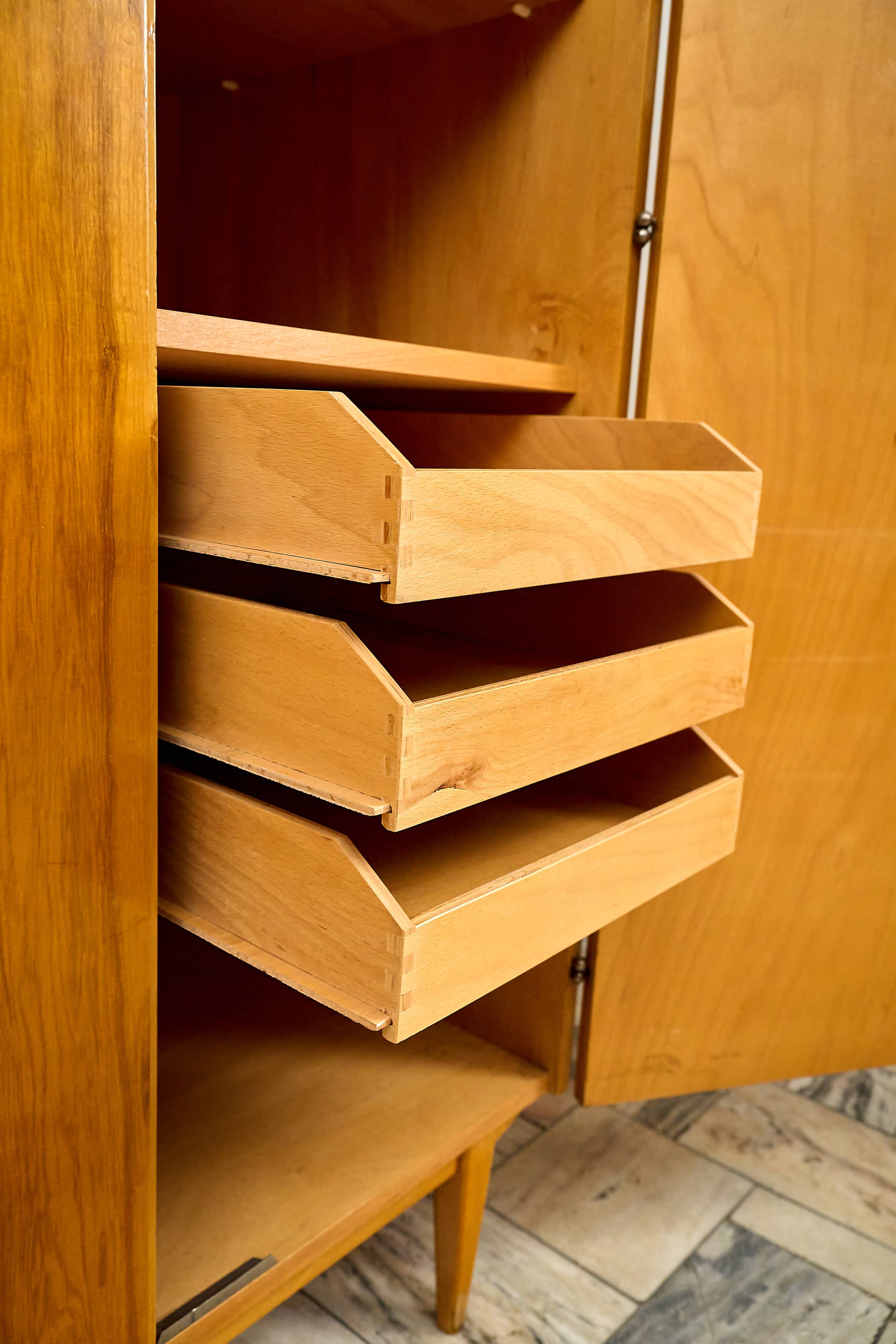 Armoire tchécoslovaque vintage à 3 portes