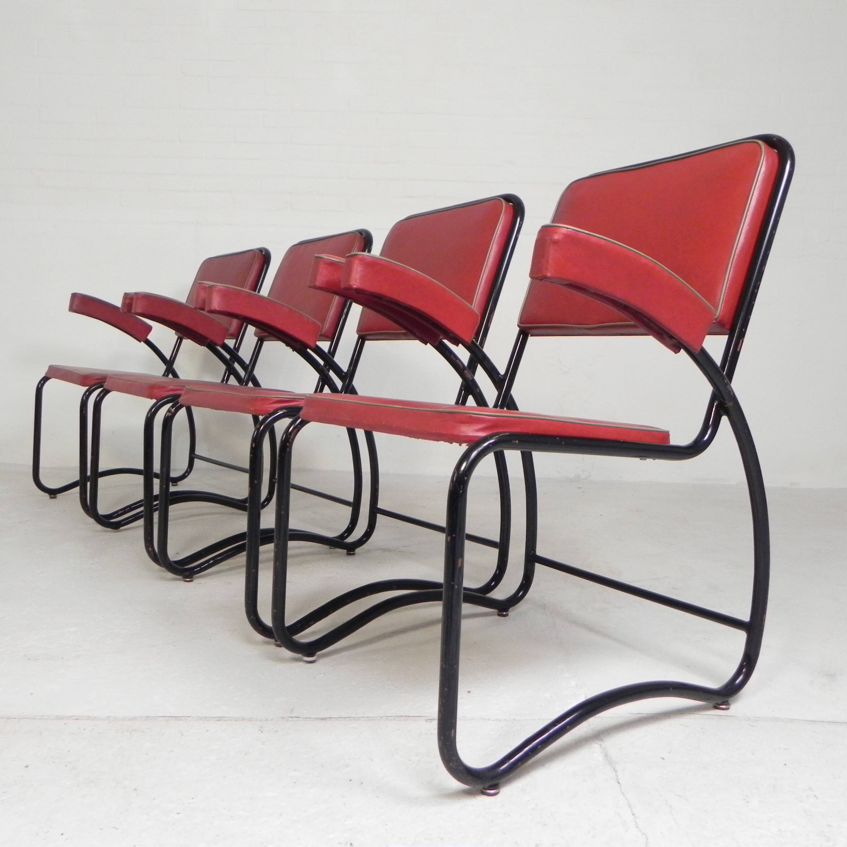 Set of 4 armchairs and a coffee table with tubular structure in Bauhaus style, 1950s.