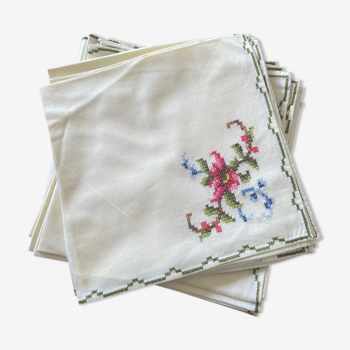 Embroidered table linen set