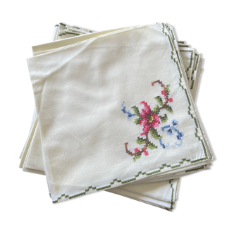 Embroidered table linen set