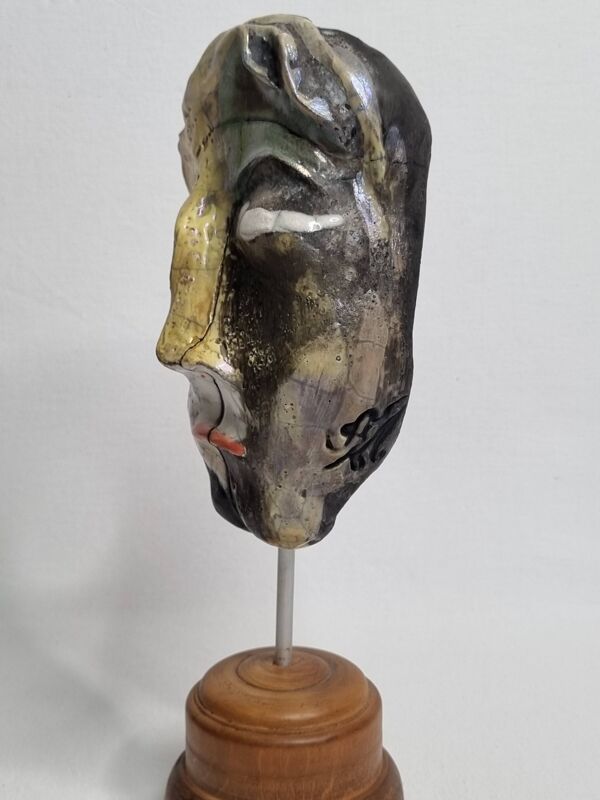 Sculpture contemporaine, masque en céramique raku et socle en bois, signé