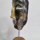 Sculpture contemporaine, masque en céramique raku et socle en bois, signé