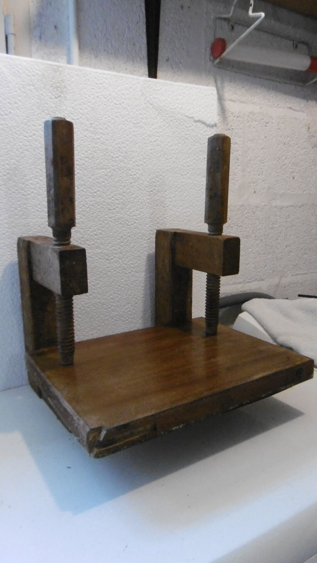 Bookends wood joints for shelf