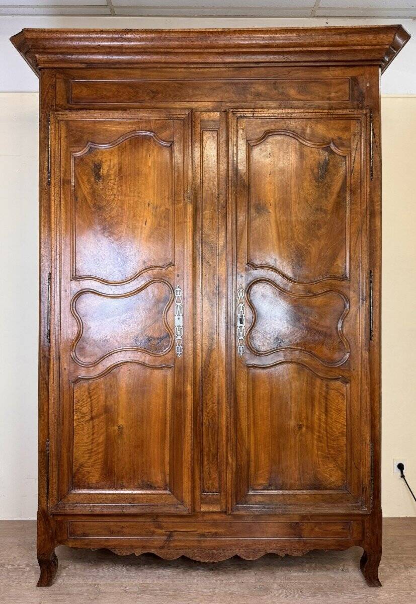 Armoury Lxv (17th Century) in Solid Walnut